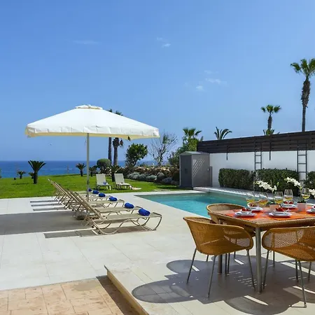 Beachfront Pietra Villa *