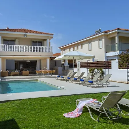 Beachfront Pietra Villa *