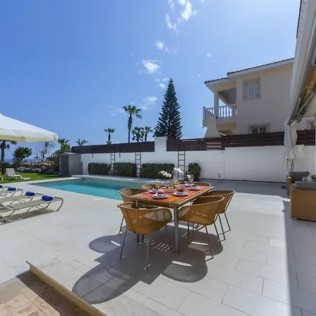 Villa Beachfront Pietra