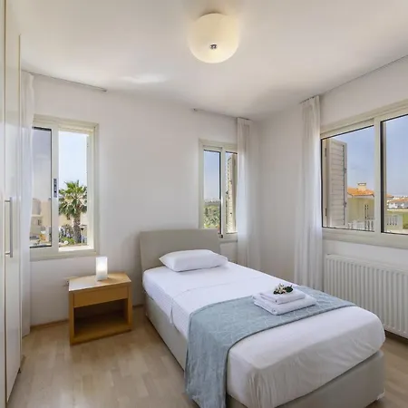 Beachfront Pietra Villa *