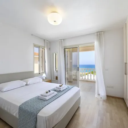 ヴィラ Beachfront Pietra