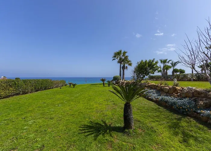 Beachfront Pietra Vila *