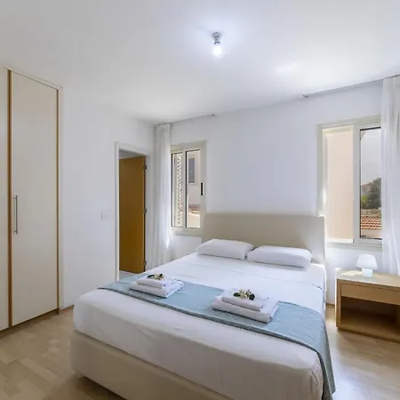 Beachfront Pietra Protarász