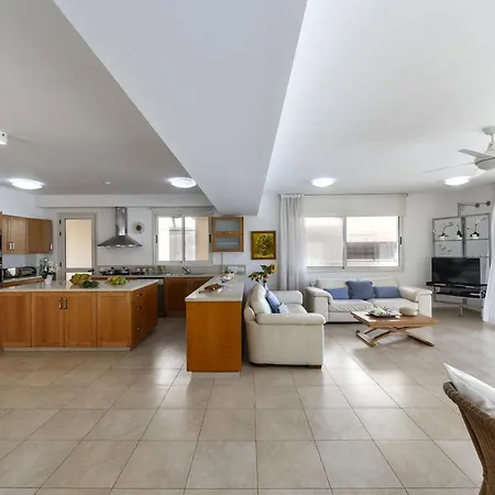 Beachfront Pietra Villa Protarász